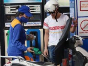 Thị trường - Tiêu dùng - 1 lít xăng cõng 4.000đ tiền thuế: Người dân bỏ thêm chục nghìn tỷ đồng
