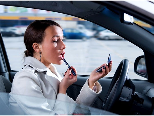 Những lời khuyên hữu ích giúp phụ nữ lái xe an toàn hơn