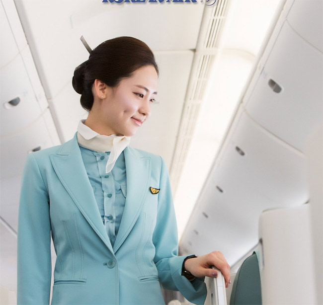Đồng phục của các nữ tiếp viên hãng hàng không Korea Air (Hàn Quốc) rất nhã nhặn và hài hòa.