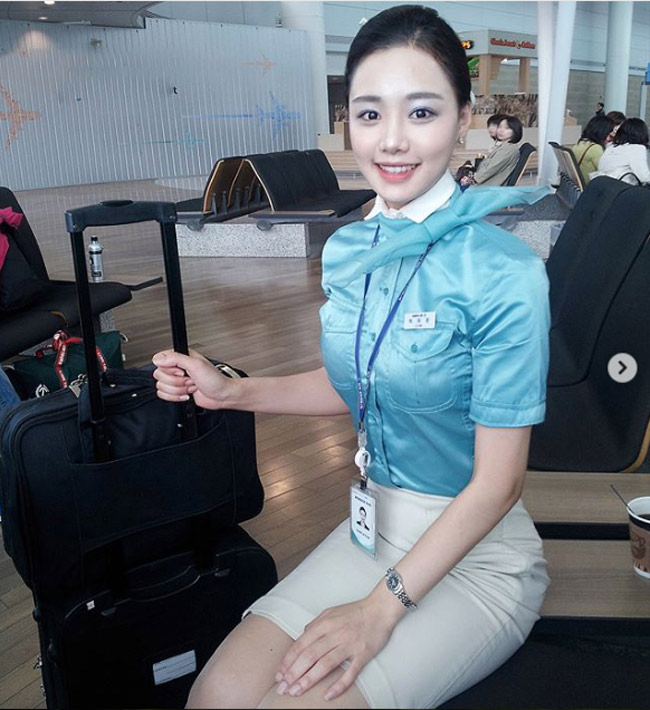 Sắc xanh của đồng phục hãng hàng không Hàn Quốc rất dễ chịu.
