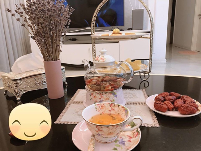 Từng món đồ nhỏ như ấm, tách trà, lọ hoa, khay bánh..đều có màu sắc trang nhã, phù hợp với không gian phòng khách.