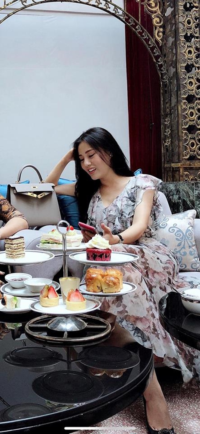 Thời gian rảnh rỗi, nữ diễn viên lại gặp gỡ bạn bè ở những quán cà phê có thiết kế đẹp mắt.