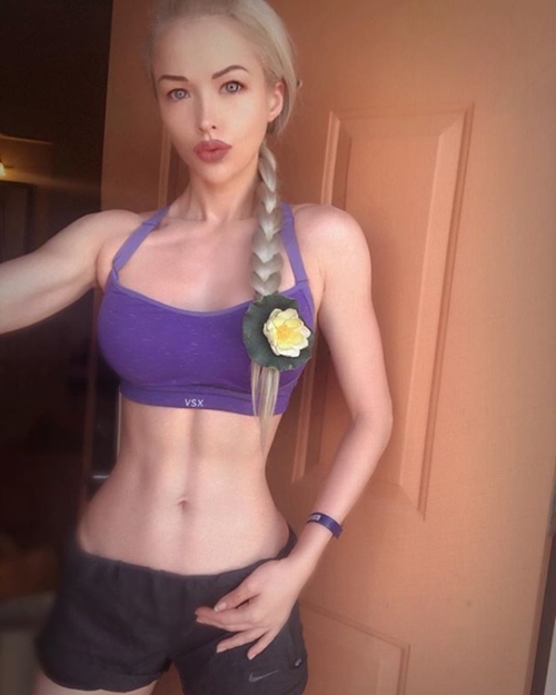 Bất ngờ với vẻ trẻ, hấp dẫn như đôi mươi của mẹ "búp bê sống" nổi nhất hành tinh" - 5