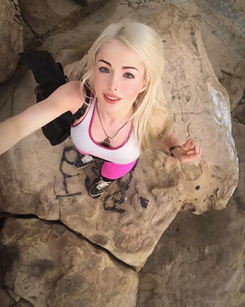 Bất ngờ với vẻ trẻ, hấp dẫn như đôi mươi của mẹ "búp bê sống" nổi nhất hành tinh" - 11