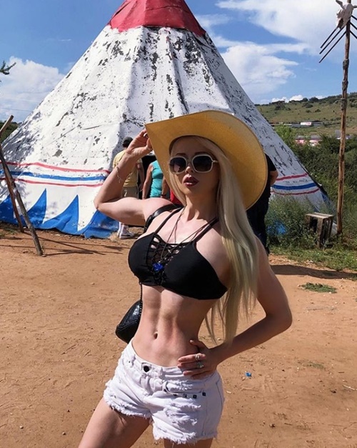 Bất ngờ với vẻ trẻ, hấp dẫn như đôi mươi của mẹ "búp bê sống" nổi nhất hành tinh" - 9