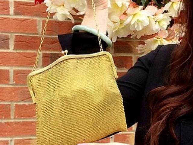 Kinh doanh - Tưởng là thứ bỏ đi, người phụ nữ sốc khi biết chiếc túi cũ được làm bằng vàng thật