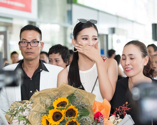 Trần Tiểu Vy khóc khi về Hội An gặp bố mẹ, fan vây kín - 1