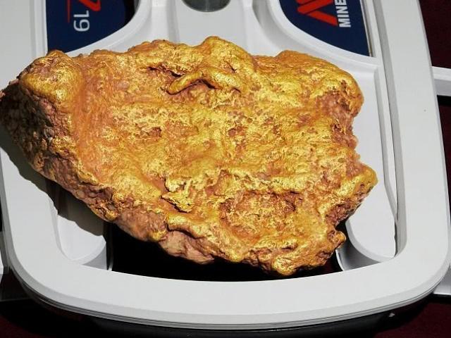 Kinh doanh - Thợ mỏ về hưu bất ngờ đào được "chân vịt" vàng khổng lồ trị giá tiền tỷ