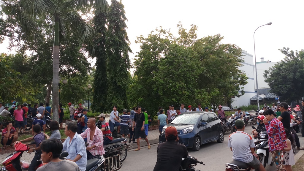 Người đàn ông ngồi trên bánh xe ô tô chết bí ẩn trong công viên - 1