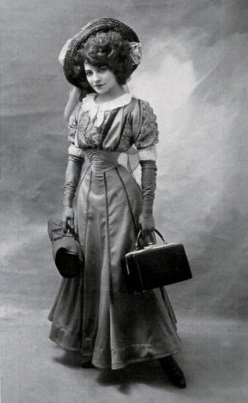 Lý do người đàn bà Pháp có eo nhỏ 40cm bị chê xấu nhất thế giới - 4