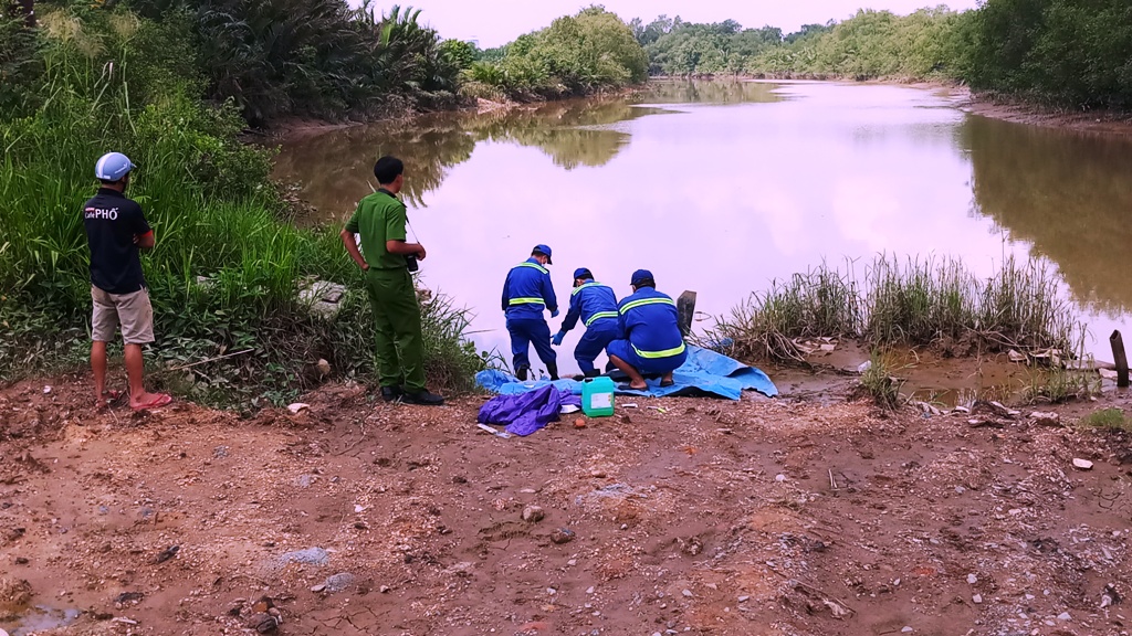 Ra bờ sông tìm chỗ nhậu, nhóm thanh niên “đụng” xác người - 1
