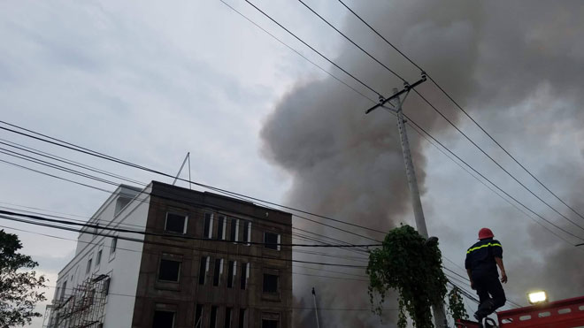 Nhà xưởng ở Sài Gòn bốc cháy dữ dội trong cơn mưa lớn kèm giông sét - 6