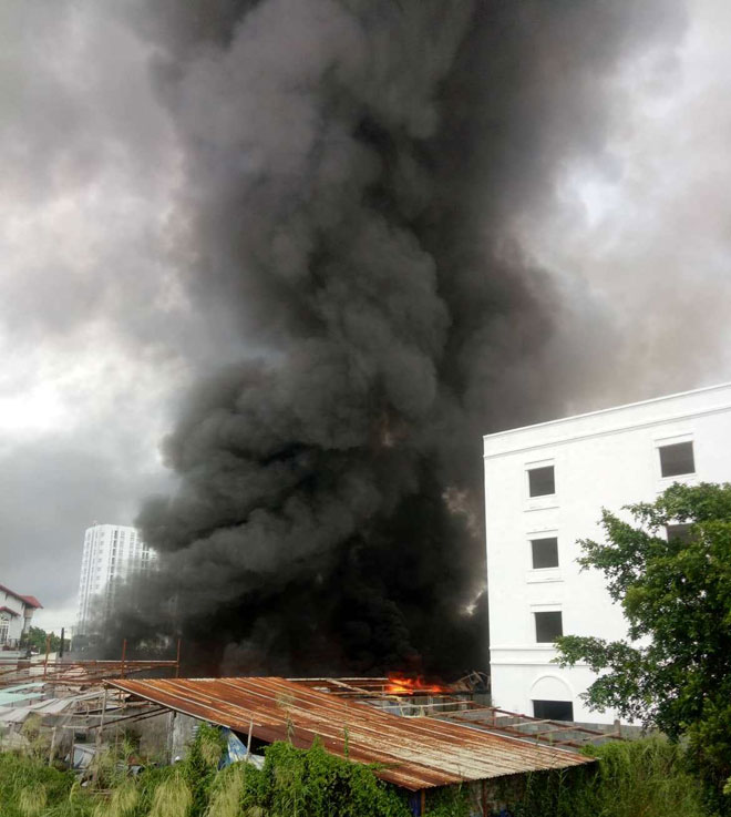 Nhà xưởng ở Sài Gòn bốc cháy dữ dội trong cơn mưa lớn kèm giông sét - 1
