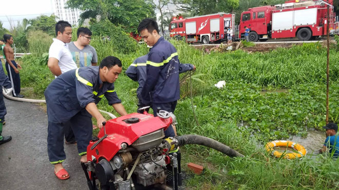 Nhà xưởng ở Sài Gòn bốc cháy dữ dội trong cơn mưa lớn kèm giông sét - 5