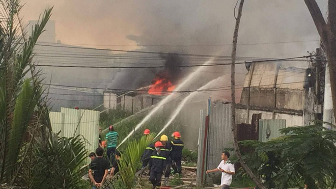 Nhà xưởng ở Sài Gòn bốc cháy dữ dội trong cơn mưa lớn kèm giông sét - 4