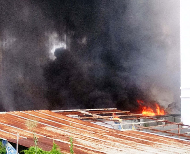 Nhà xưởng ở Sài Gòn bốc cháy dữ dội trong cơn mưa lớn kèm giông sét - 2