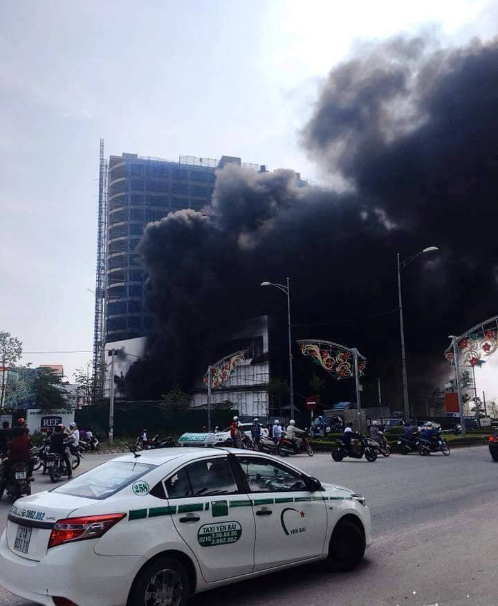 Cháy dữ dội ở trung tâm thương mại cao nhất TP Yên Bái - 1