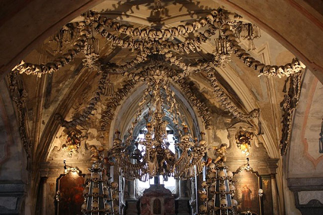 Sedlec Ossuary, Cộng hòa Séc: Thật kinh khủng khi tất cả đèn chùm, vòng hoa trong phòng đều được làm từ đầu lâu và xương người thật.
