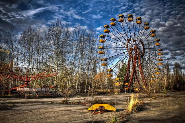 Pripyat, Ukraina: Từng là một công viên nhưng sau vài vụ tại nạn, nơi đây đã bị bỏ hoang với nhiều lời đồn đại rùng rợn và biến thành một thị trấn ma.