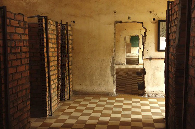 Tuol Sleng, Campuchia: Một ngôi trường biến thành nhà tù, Tuol Sleng ở Cmabodia đã trở thành một nơi diệt chủng với gần 14.000 mạng sống của các tù nhân mà hầu hết trong số đó bị tra tấn tàn bạo đến chết.