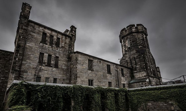 Nhà tù Eastern, Pennsylvania, Hoa Kỳ: Được xây dựng vào năm 1829 tại Philadelphia, những tù nhân ở đây từng bị tra tấn, bị bỏ đói và  hậu quả của hành động khủng khiếp này đã dẫn đến một loạt lời đồn đại ghê rợn về nhà tù này.