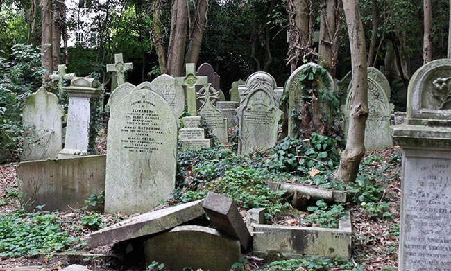 Nghĩa trang Highgate, Bắc Luân Đôn, Anh: Trong nghĩa trang này, người ta đồn bạn có thể gặp một bóng ma ma quái, một phụ nữ già đang tìm kiếm những đứa trẻ, hồn ma của một nữ tu cùng vài thứ điên rồ khác xảy ra xung quanh bạn.
