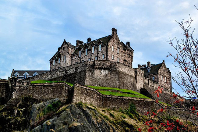 Lâu đài Edinburgh, Scotland: Hãy dành một đêm ở lâu đài Edinburgh tại Scotland bạn có thể gặp phải tay trống không đầu với con chó ma quái của mình và bạn sẽ hiểu thế nào là “rùng mình”