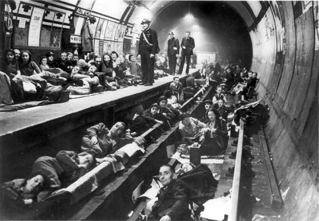 Bethnal Green Underground, Luân Đôn, Anh: Đó là trong Thế chiến II khủng khiếp, khi hơn hàng trăm người bị tử hình tại nhà ga này. Kể từ đó, người ta cũng có thể nghe thấy tiếng la hét của phụ nữ, trẻ em và trẻ sơ sinh.