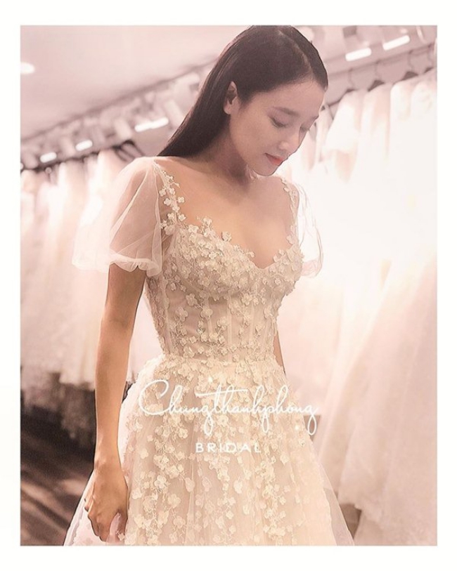Cùng có chung nhà thiết kế là điểm trùng hợp thứ hai giữa 2 đám cưới. Nhã Phương không chia sẻ bất cứ điều gì về ngày trọng đại mà để chính Chung Thanh Phong đăng tải trên trang cá nhân.&nbsp;