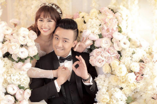 Cặp đôi Trấn Thành - Hari Won không giữ nhiều bí mật về những bộ hình chụp đôi lãng mạn nhưng lại hạn chế nói về chuyện hôn nhân trước đám cưới.