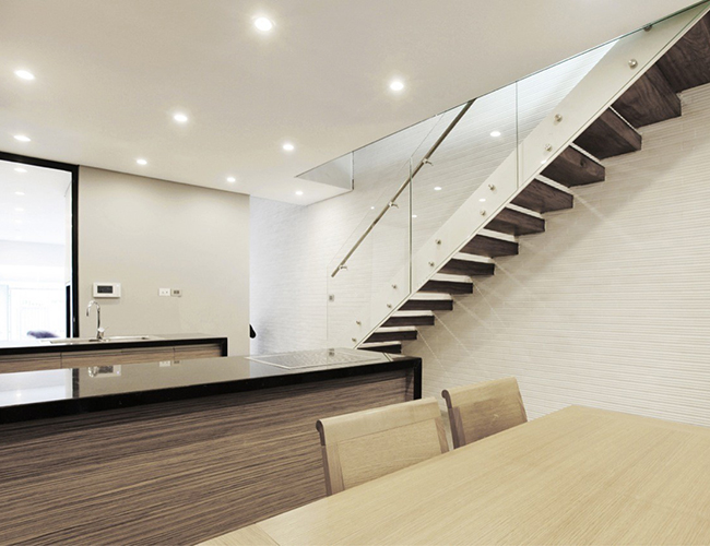 Không gian trung tâm có diện tích lớn nhất, gấp đôi cả phòng khách và được bao quanh bởi cầu thang