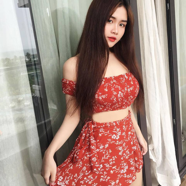 Xuất hiện trên Fanpage chuyên đăng tải ảnh gái xinh châu Á, Thu Thảo (sinh năm 1999, sinh viên trường Huflit - Tin học Ngoại ngữ TP.HCM) nhận được sự quan tâm từ dân mạng. 
