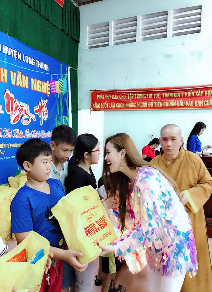 Sao phim "Gạo nếp, gạo tẻ" vui Trung thu cùng 400 trẻ em nghèo - 3