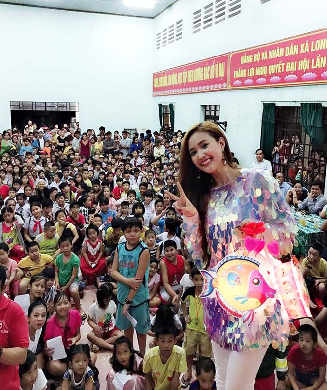 Sao phim "Gạo nếp, gạo tẻ" vui Trung thu cùng 400 trẻ em nghèo - 2