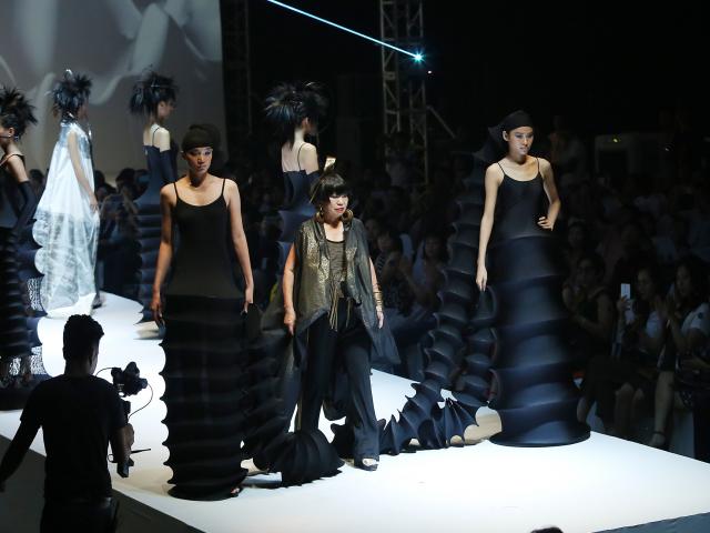 Thời trang - NTK Nhật Bản giới thiệu BST kỳ dị giống da người tại Việt Nam