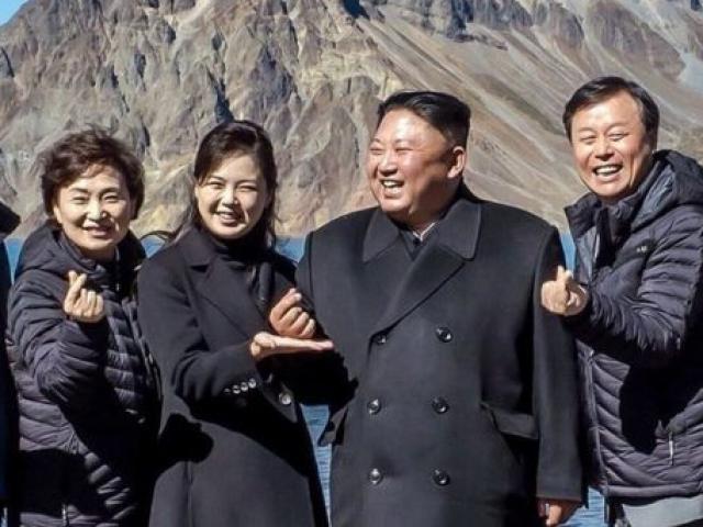 Thế giới - Động tác như sao K-pop của Kim Jong-un khiến người HQ thấy "dễ thương"