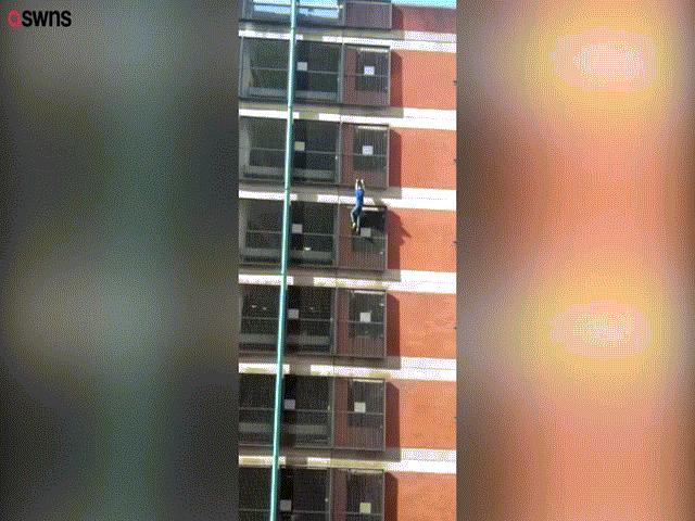 Nữ người nhện tay không leo tòa nhà 8 tầng ở Anh