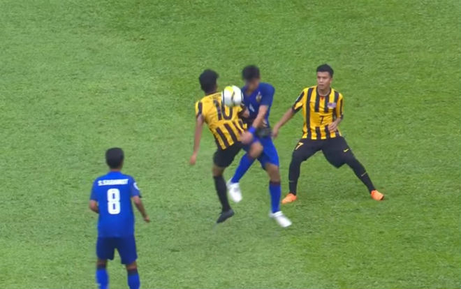 Cầu thủ Malaysia tung "liên hoàn cước" nhận 2 thẻ đỏ ở giải U16 châu Á - 1