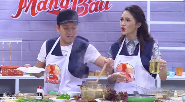 Sah scandal tình cảm hồi tháng 4 vừa qua, Trường Giang được nhiều đồng nghiệp nhận xét &#34;đi đâu cũng dè dặt&#34;, hạn chế tối đa việc thân mật với nghệ sĩ và người hâm mộ nữ.
Khi tham gia gameshow &#34;Khi đàn ông mang bầu&#34; anh từng khiến Hoa hậu Chuyển giới quốc tế Hương Giang tức giận khi bị ngó lơ vì chỉ mải nấu ăn.