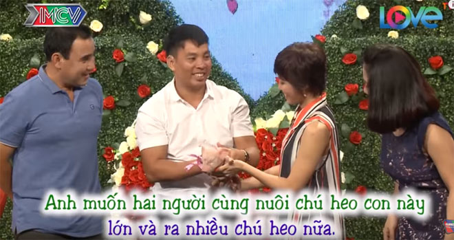 Đến “Bạn muốn hẹn hò”, trai trẻ mang theo lợn tặng bạn gái - 4