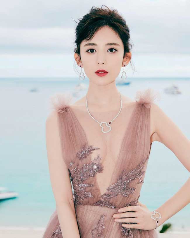 Dù có nhan sắc vạn người mê nhưng năng lực diễn xuất của cô lại không được đánh giá cao. Ở tuổi 26, Cổ Lực Na Trá đang cố gắng thoát khỏi cái mác &#34;bình hoa di động&#34;.