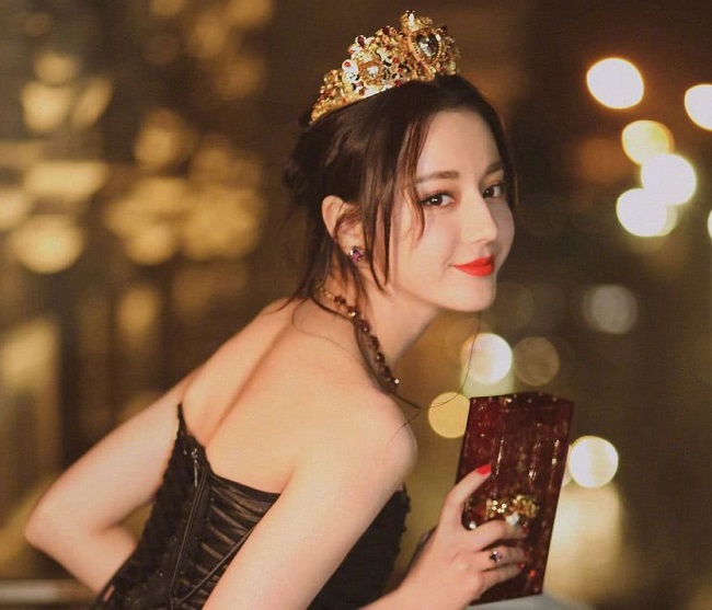 Đây là lí do vì sao Địch Lệ Nhiệt Ba thường xuyên xuất hiện trong các sự kiện, clip quảng cáo và trình diễn thời trang cho Dolce &amp; Gabbana.