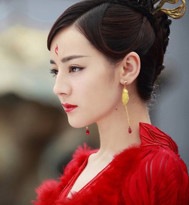 Cư dân mạng cho rằng Địch Lệ Nhiệt Ba đang dần soán ngôi nữ hoàng giải trí của Phạm Băng Băng.&nbsp;