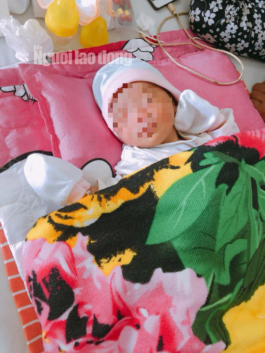 Chồng bỏ đi, sản phụ quyết cho con thứ 3 vừa sinh ra - 1