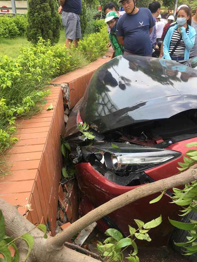 Tài xế không đến giải quyết, sẽ tịch thu Mazda3 náo loạn Cầu Diễn - 2