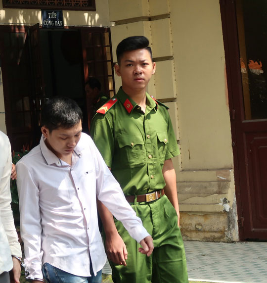 Đến nhà bạn chơi rồi làm bậy với con gái bạn - 1