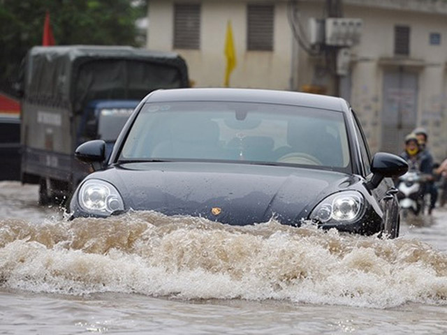 Kinh nghiệm lái xe mùa mưa bão tài xế Việt cần nhớ