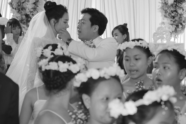 Hé lộ món quà &#34;khủng&#34; anh trai tặng Trường Giang - Nhã Phương - 5