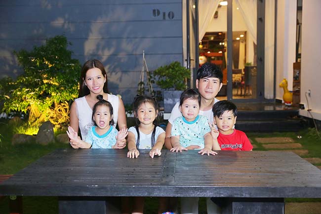 Quách Thành Danh nổi tiếng với ca khúc &#34;Tôi là tôi&#34;. Nhờ bản hit này anh trở nên đắt show trong và ngoài nước. Nam ca sĩ được mọi người ngưỡng mộ khi có vợ xinh, 4 con ngoan ngoãn. Vừa qua, anh vừa tậu biệt thự sân vườn trị giá 1 triệu USD.