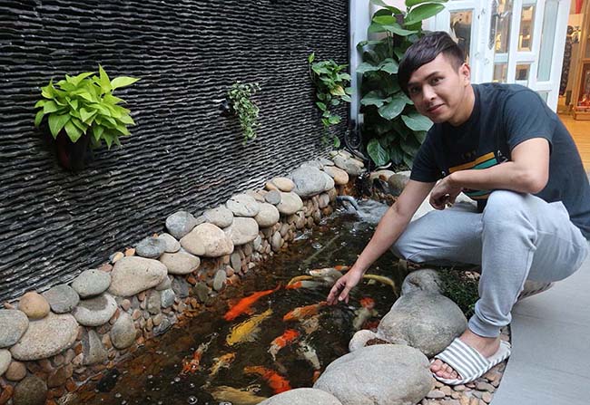 Phía trước sân nhà, nam ca sĩ xây hồ nuôi cá. Mỗi ngày anh đều cho cá ăn và cho biết đó là một cách thư giãn, giảm căng thẳng hiệu quả.